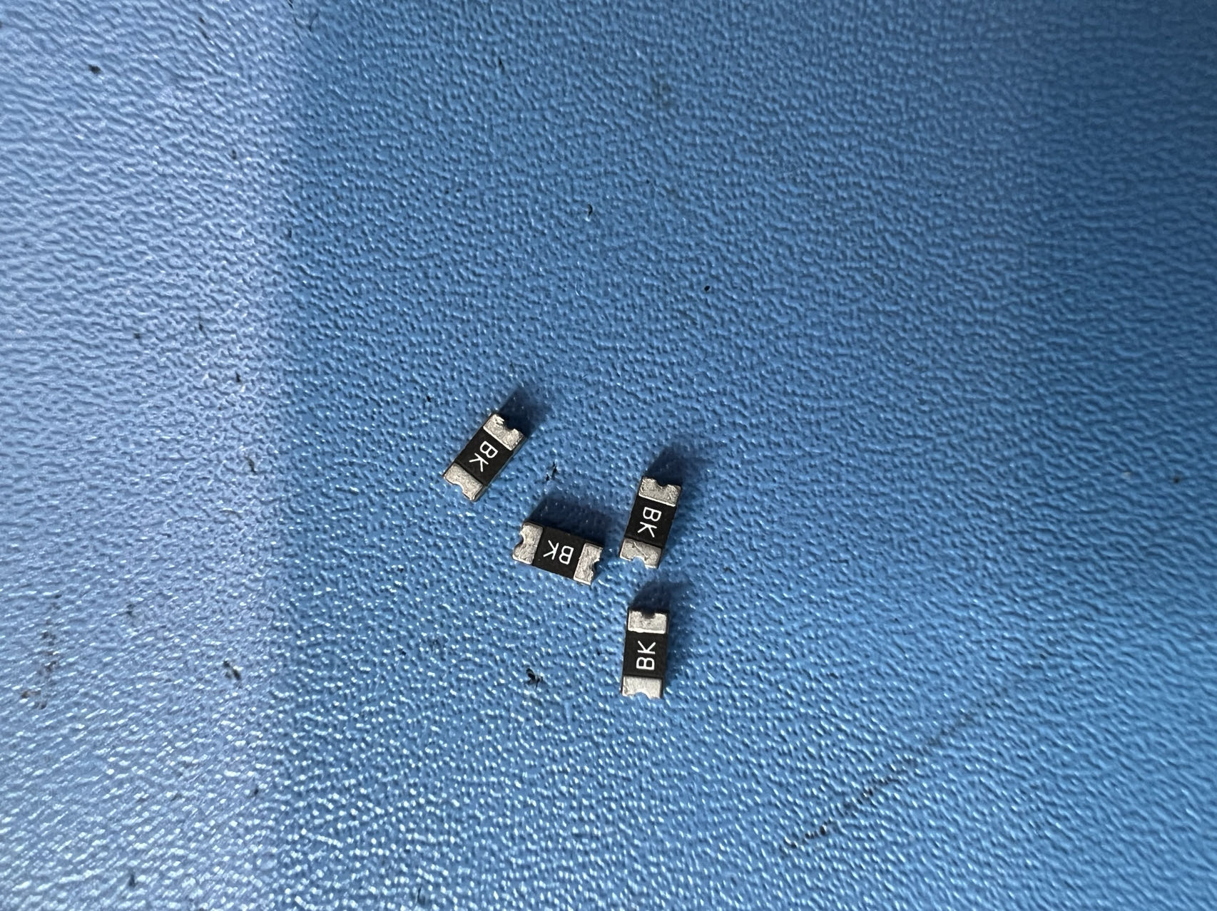 比諾星（buster)自恢復(fù)保險(xiǎn)絲SMD1206-200C-16V